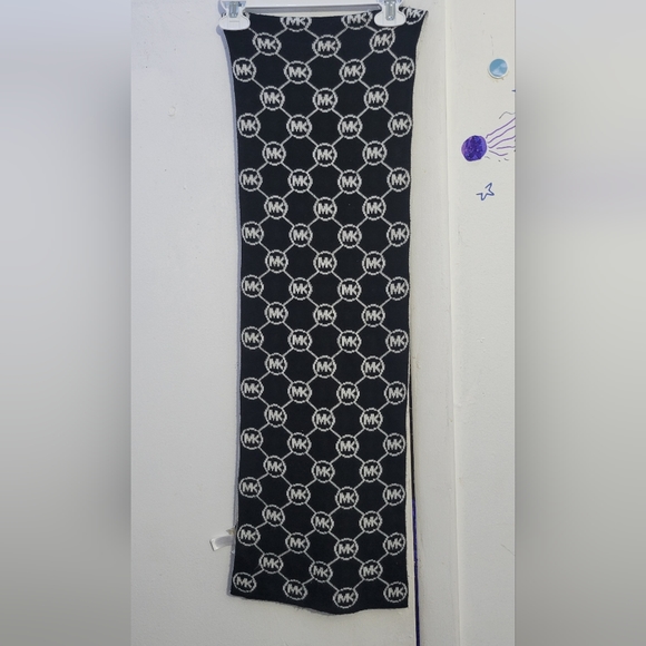 Michael Kors winter hat & scarf set - Picture 4 of 8